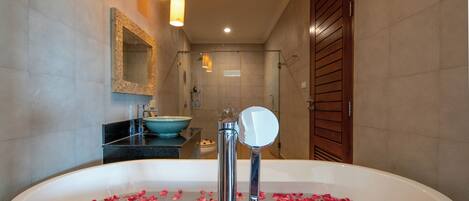 Dusche, Haartrockner, Handtücher, Seife