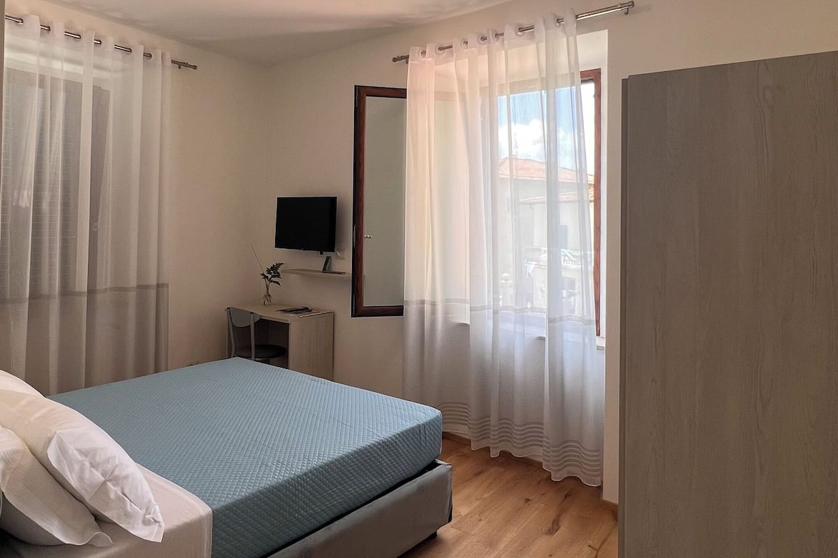 Kamer, 1 twee- of 2 eenpersoonsbedden | Luxe beddengoed, donzen dekbedden, een bureau, gratis wifi