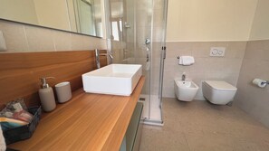 Double or Twin Room | Bathroom | Shower, rainfall showerhead, hair dryer, bidet - B&B Aurora (San Marcello Piteglio)