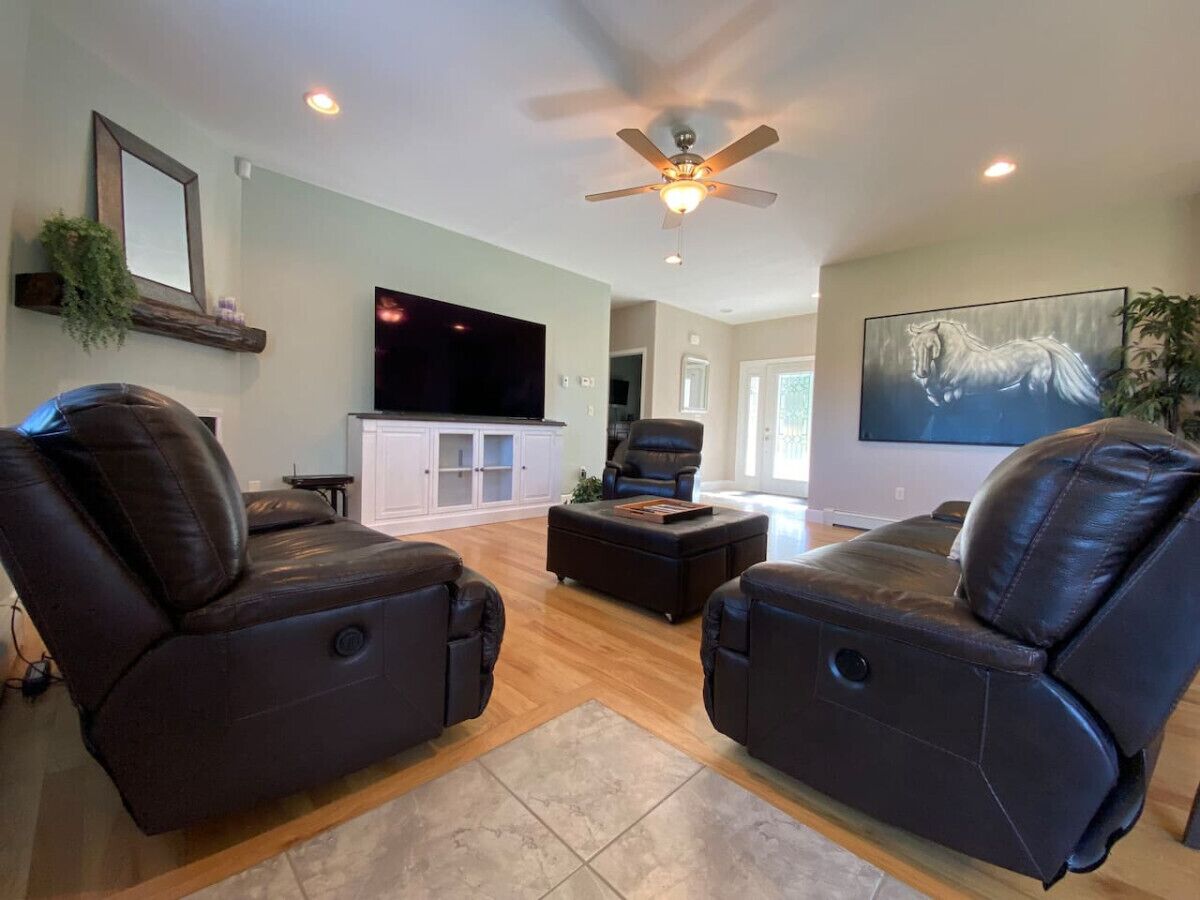 Een televisie en een open haard