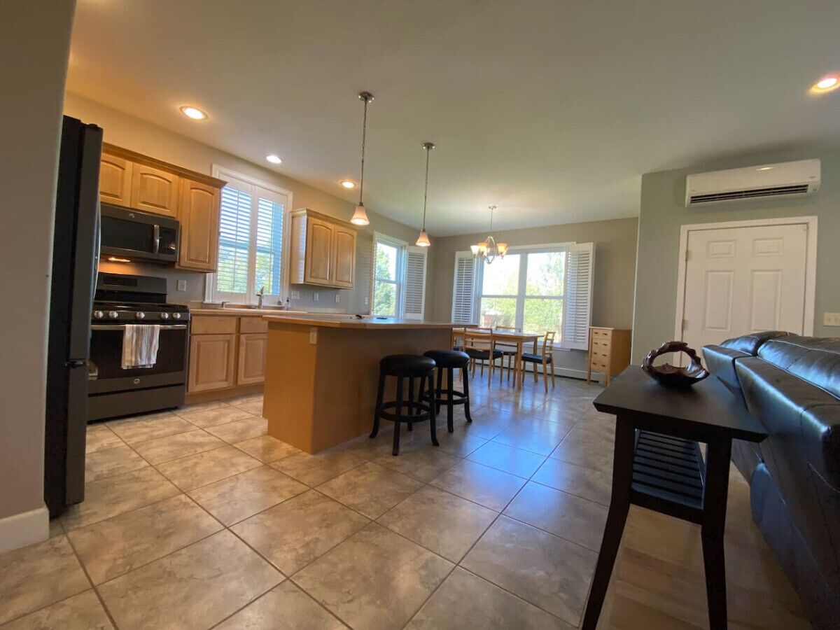 Een televisie en een open haard