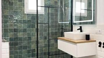 Serviettes fournies, papier toilette
