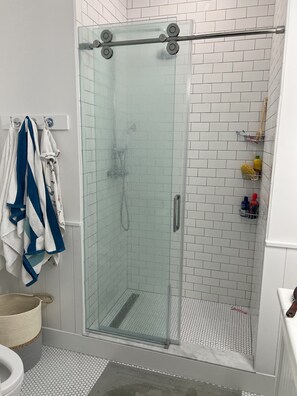 Douche, sĂšche-cheveux, bidet, serviettes fournies