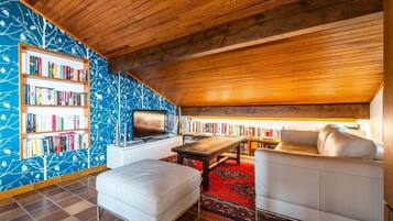 Smart-TV, DVD-Player, Bücher, Videothek