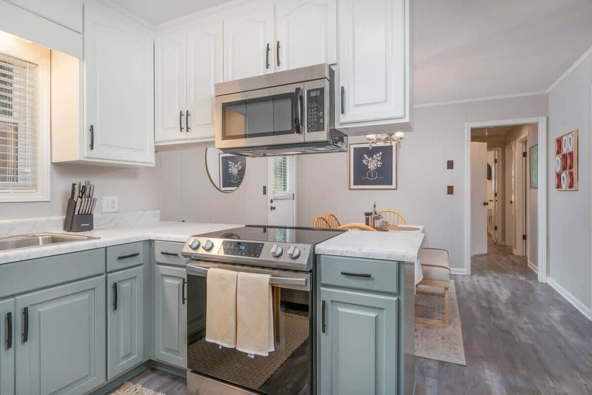 Køleskab, mikrobølgeovn, ovn, kogeplade