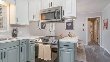 KylskÄp, mikrovÄgsugn, ugn och spishÀll