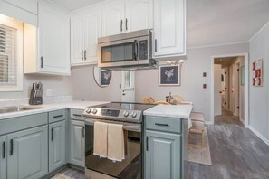 Frigorifero, microonde, forno, piano cottura