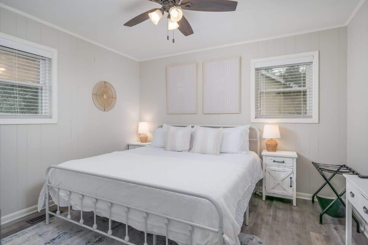 4 bedrooms, desk, iron/ironing board, WiFi