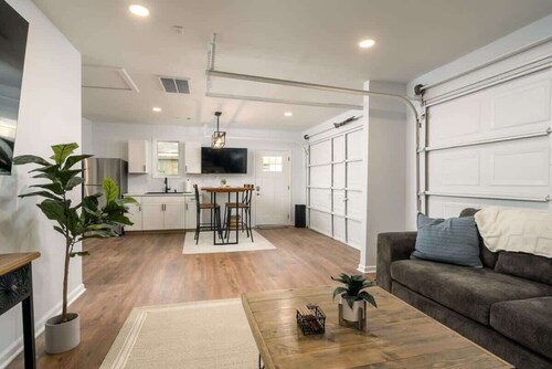 Tipsy Tide - 2.9 miles to UA - 6 HDTVs!