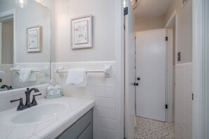 Badekar, hårtørrer, håndklæder