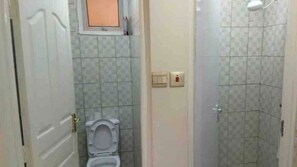 Serviettes fournies, savon, papier toilette