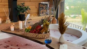 Deluxe Bungalow | Bathroom | Free toiletries, hair dryer, slippers, towels