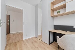 Interior - Gwiaździsta 18 | Charming Apartment | Desk (Wroclaw)