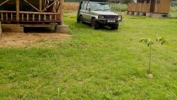 1 غرفة نوم ومكتب وملاءات أسرّة