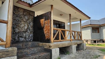 1 غرفة نوم ومكتب وملاءات أسرّة