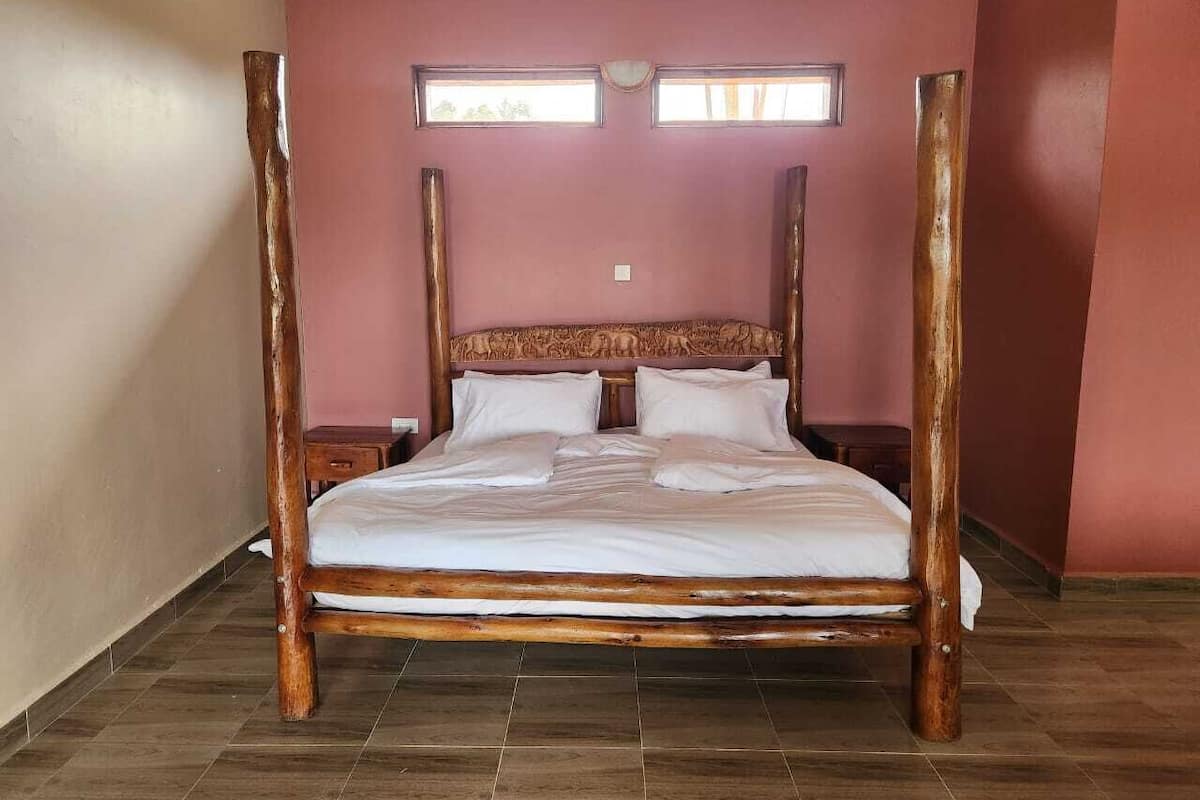 1 habitación, escritorio y ropa de cama
