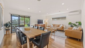 Smart-tv, tv-spel, ett bordtennisbord och en stereo