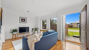 Smart-tv, tv-spel, ett bordtennisbord och en stereo