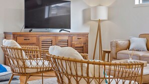 Smart-tv, tv-spel, ett bordtennisbord och en stereo