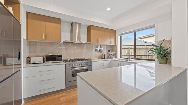 Kylskåp, mikrovågsugn, ugn och spishäll