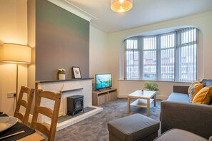 TV, fireplace, offices - Quiet Neighborhood-Free Parking (Blackpool)