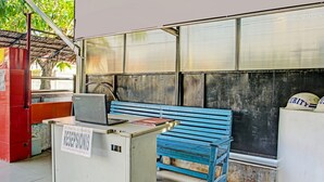 Un comptoir d’accueil avec une pancarte indiquant « RÉCEPTION » et un banc bleu.