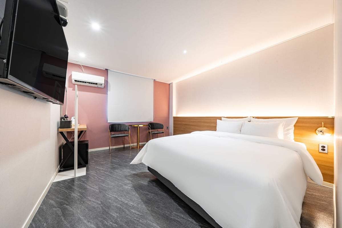 Standard Double Room | Desk, laptop workspace, WiFi (free), bed sheets