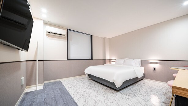Deluxe Double Room | Desk, laptop workspace, WiFi (free), bed sheets - NO.25 Hotel (Gwangju)
