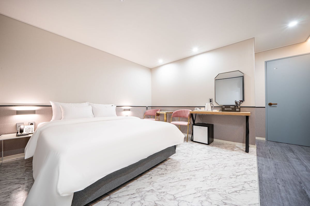 Deluxe Double Room | Desk, laptop workspace, WiFi (free), bed sheets