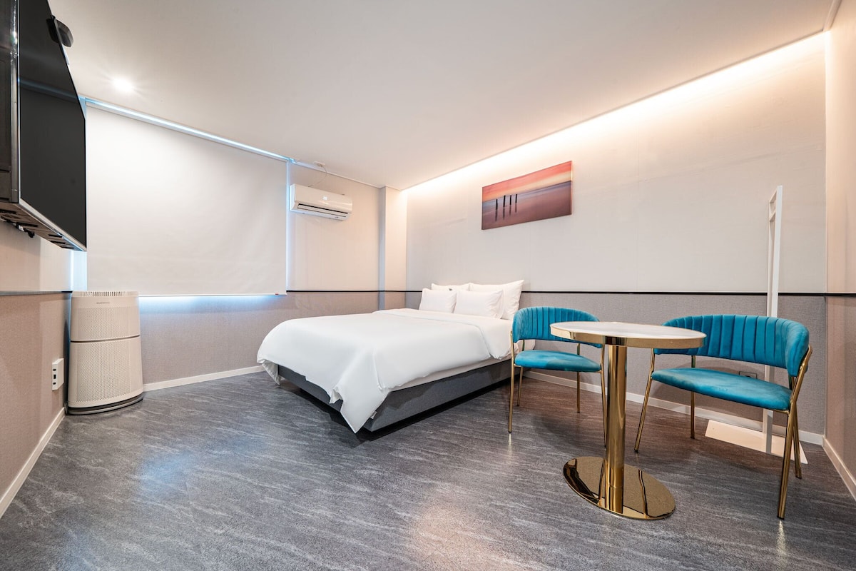 Premium Double Room | Desk, laptop workspace, WiFi (free), bed sheets