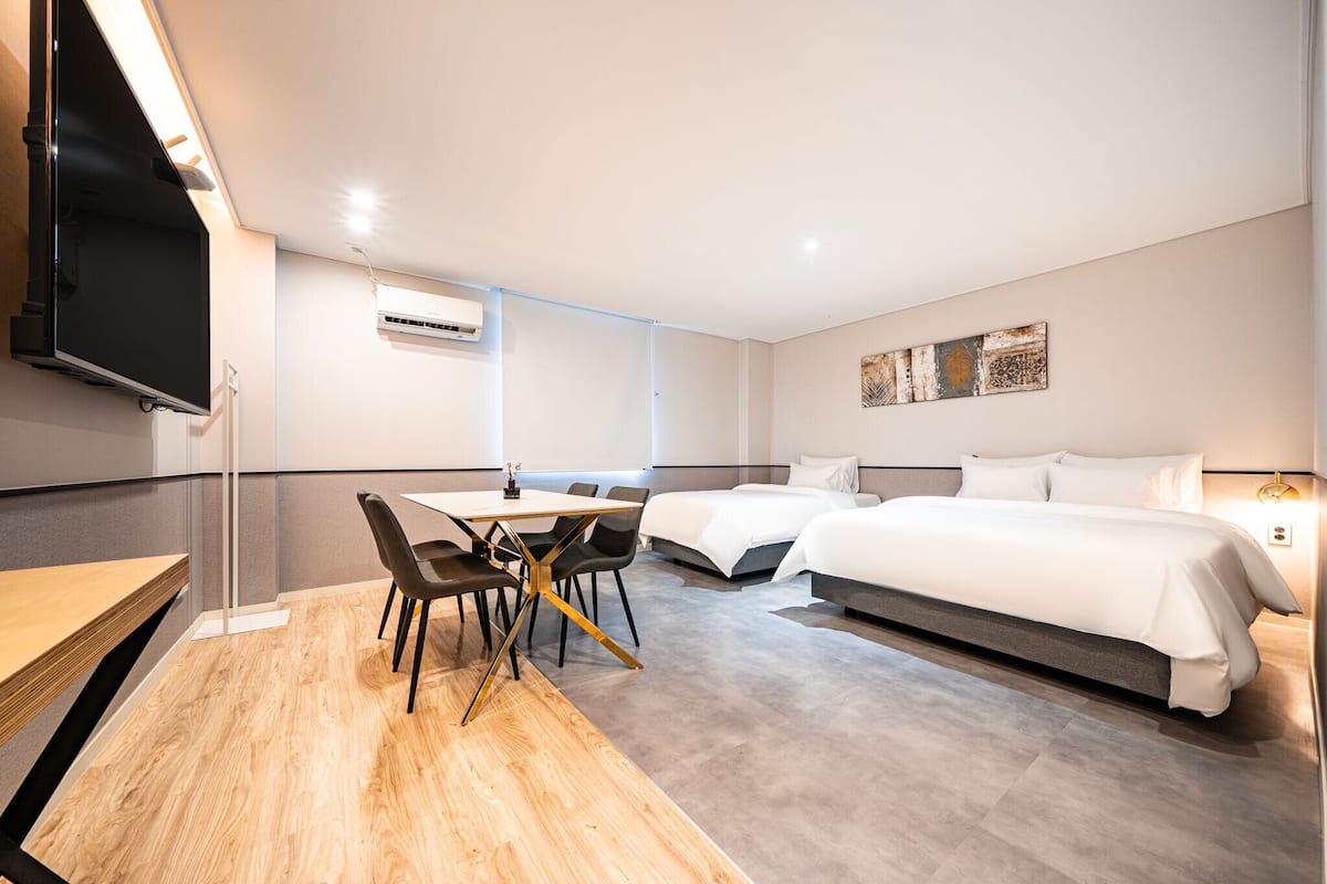 Standard Twin Room | Desk, laptop workspace, WiFi (free), bed sheets