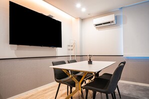 Kamar Twin Standar | Meja kerja, ruang kerja ramah laptop, Wi-Fi gratis, dan seprai linen