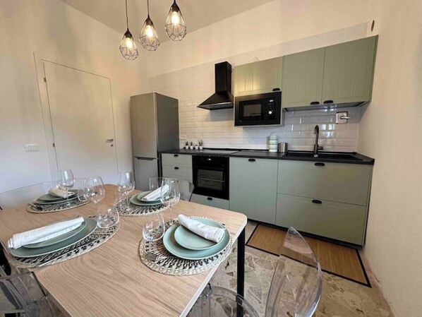 Kühlschrank, Mikrowelle, Ofen, Herdplatte