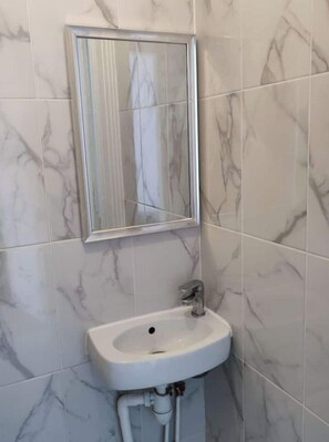 Serviettes fournies, papier toilette