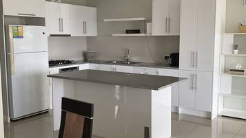 冷蔵庫、電子レンジ、オーブン、コンロ