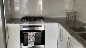 Een koelkast, een microgolfoven, een oven, een kookplaat