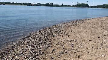 Vlak bij het strand, ligstoelen aan het strand