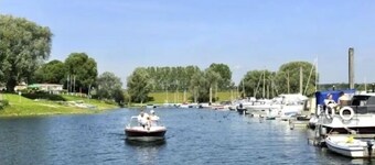 Tiny house time-out with lake view. In Holland, quiet, comfortable, directly on the beach.
