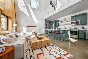 Smart TV, fireplace, books, stereo