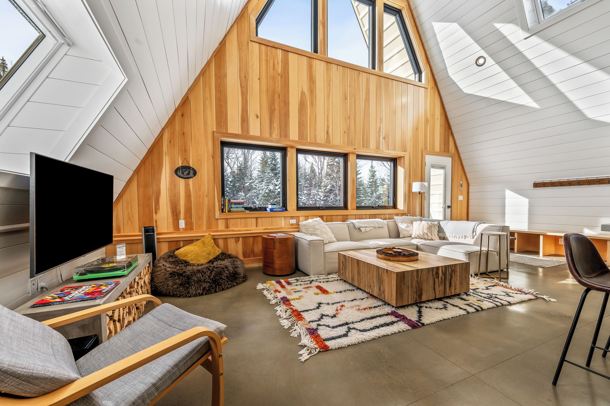 Smart-TV, peis, bøker og stereoanlegg