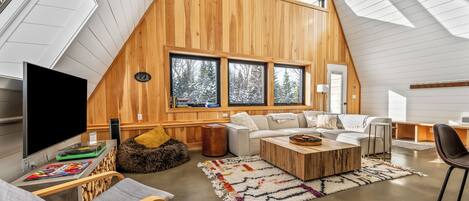 Smart-TV, peis, bøker og stereoanlegg