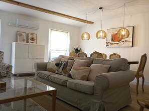 TV, books - Cosy, spacious air-conditioned apartment with all mod cons (Puget-ville)