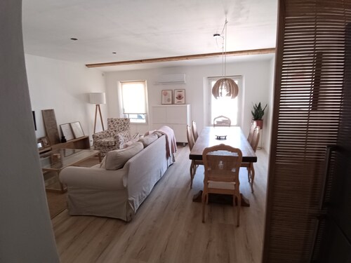 Cosy, spacious air-conditioned apartment with all mod cons