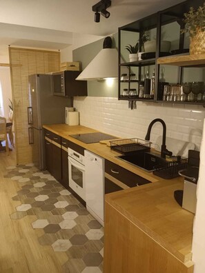 ثلاجة، ميكروويف، فرن، موقد طهي مسطح