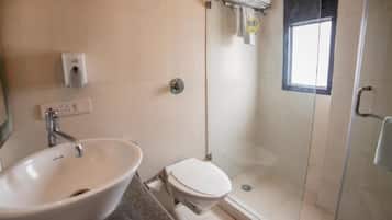 Deluxe Room | Bathroom | Shower, rainfall showerhead, towels, shampoo
