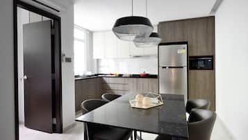 Apartamento luxo | Cozinha privada | Talheres/pratos/utensílios de cozinha