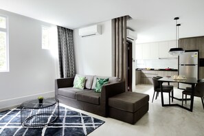 Deluxe Apartment | Living area