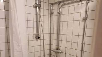 LĂ€genhet | Badrum | Dusch, handdukar och toalettpapper