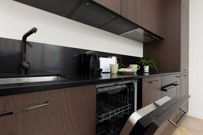 Microondas, lavavajillas, cafetera/tetera, utensilios de cocina