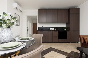 Departamento, 2 habitaciones, balcón | Cocina privada | Microondas, lavavajillas, cafetera y tetera y utensilios de cocina
